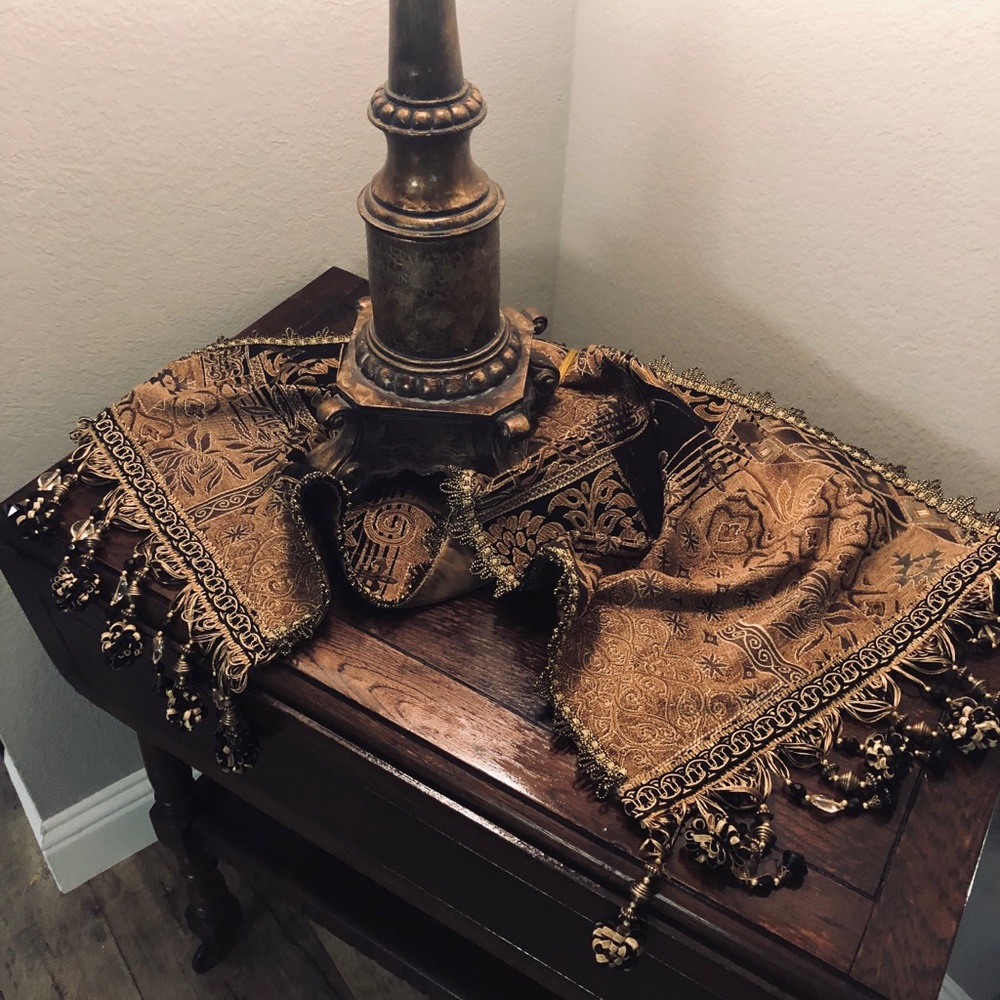 Luxury accent table runner